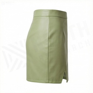 Jupe mini asymétrique en similicuir taille haute pour femme avec fente, couleur unie, design brillant, à porter toute l'année - Product Image 3