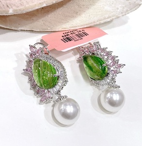 Boucles d'oreilles chics et romantiques en alliage de saphir en forme de goutte d'eau avec perles d'imitation plaquées argent pour femmes - Product Image 4