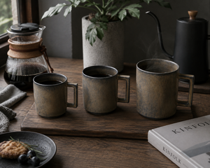 Mug en céramique japonaise RIKIZO 140 ml Fabriqué au Japon Motif terrazzo vintage Gris Blanc Poignée carrée Lave-vaisselle Micro-ondes Boîte cadeau - Product Image 6
