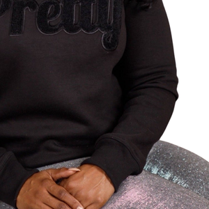 Sudadera AKA Black Pretty Chenille para Mujer, Sudadera Premium con Cuello Redondo y Letras Griegas Bordadas - Product Image 6