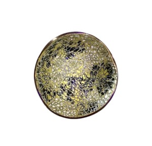 Mystic Mother of Pearl - Cuenco de coco con un hipnotizante mosaico de conchas agrietadas para una decoración artística y llamativa para el hogar - Product Image 1