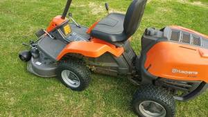 Cortacésped Husqvarna R112C a gasolina con plataforma de 85 cm de ancho, tractor cortacésped para jardín, cortadora de césped de uso pesado para exteriores. - Product Image 2