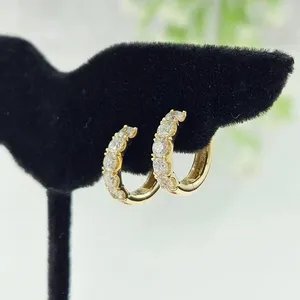 Aros Huggie con Diamantes Naturales GHVS 0.63 de Aspecto Elegante, Oro Amarillo de 14K - Product Image 3