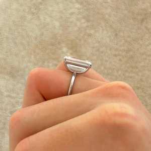 Bague de luxe en diamant taille émeraude 5,01 carats, cultivé en laboratoire, avec or blanc 14 carats, bijou raffiné pour les amoureux, cadeau surprise pour les fêtes - Product Image 3