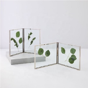 Cadre en verre triangulaire en cuivre avec incrustation de feuille de fougère pressée, décoration murale artisanale - Product Image 2