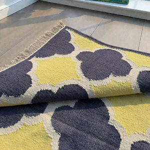 Tapis Dhurrie artisanal moderne en fil PET tissé plat, motif géométrique treillis jaune et bleu marine - Product Image 1