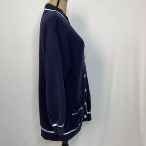 Cardigan en tricot d'hiver St. John Sport en laine/cachemire bleu marine et blanc, col en V, boutons sur le devant, avec boutons dorés et poches plaquées - Product Image 3