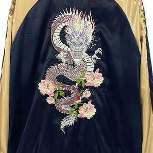 Chaqueta Sukajan Premium Ligera de Invierno para Hombre, Cuello Alto, Logotipo Frontal, Tela Satinada Moderna, Cómoda y Elegante, Estilo Urbano - Product Image 5