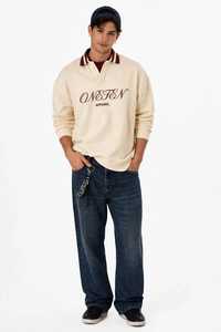 เสื้อโปโลแขนยาวสีครีมสำหรับผู้ชายจาก One Ten Apparel พร้อมโลโก้ปัก แต่งขอบตัดกัน สไตล์ Preppy ทรงปกติ - Product Image 1