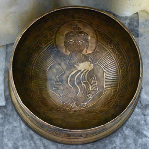 ชามสลักลายสองสีเงินและทองแดงวางบนเบาะลายขาวพร้อมค้อนไม้ จำหน่ายในราคาขายส่ง - Product Image 3