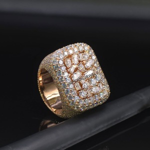 Anillo de Compromiso y Boda Geométrico Clásico con Moissanita Chapada en Oro Rosa, Corte Esmeralda, Engaste Invisible, para Mujeres, Hombres, Unisex, IGI - Product Image 2