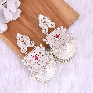 Pendientes étnicos con perlas y cristales rosas para mujer |   Joyería de Latón Plateado por Shilpi Impex - Product Image 2