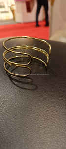 Bracelet ouvert fait main avec une finition élégante pour les femmes tendance, bracelet en laiton classique à courbe réglable - Product Image 3