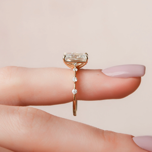 แหวนเพชรทรงเรเดียนท์คัท ทอง 14k พร้อมเพชรเลี้ยงในห้องปฏิบัติการที่ได้รับการรับรองจาก IGI สไตล์คลาสสิก - Product Image 4
