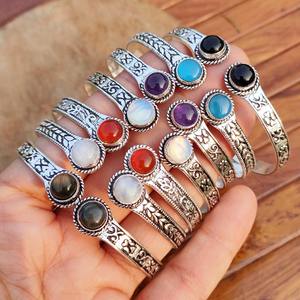 Brazaletes Geométricos Clásicos de Latón Plateado de la Mejor Calidad, Joyería Hecha a Mano Unisex para Fiestas y Uso Diario, Disponible en Oferta - Product Image 2