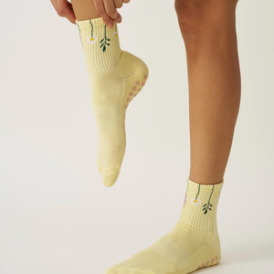 Wholesale <b>Custom</b> Low MOQ Yoga <b>Grip</b> <b>Socks</b> Premium Jacquard Premium Anti Slip Pilates Studio Multicolor Ankle <b>Socks</b> For Women - Product Image 3