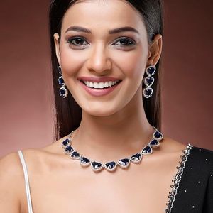 Parure Collier, Boucles d'Oreilles et Coiffe Plaqué Or 18K avec Perles d'Imitation, Cristaux Bleus Taille Brillant et Strass – Bijoux Classiques et Tendance - Product Image 3