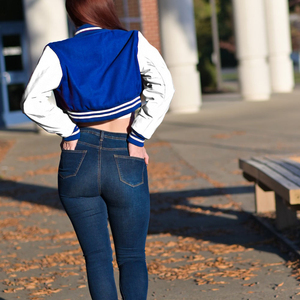 Chaqueta Corta Estilo Universitaria para Mujer, Color Azul Rey con Letras Blancas, Chaqueta Bomber con Mangas de Cuero Sintético, Ropa Exterior Informal, Moda Femenina - Product Image 5