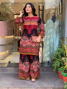Conjunto de Kurta Floral con Estampado Digital Rojo para Mujer, Ropa Casual Étnica Estilo India Pakistán, Corte Regular, Secado Rápido, Algodón - Product Image 3