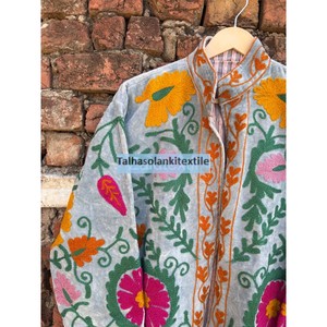 Chaqueta de terciopelo Suzani hecha a mano, chaqueta bordada con motivos florales uzbekos, abrigo unisex de invierno con forro interior de algodón, chaqueta para mujer. - Product Image 2