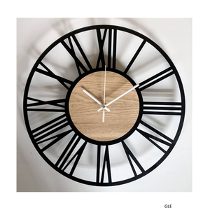 Horloge murale analogique au design antique pour la décoration du salon avec un design et une couleur uniques - Product Image 2