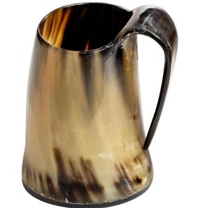 Mug en corne de buffle naturelle polie, fait main, style Viking, pour boire de la bière, avec base en bois, disponible au meilleur prix du marché. - Product Image 1