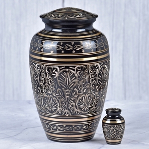 โกศบรรจุอัฐิสำหรับผู้ใหญ่ ลายดอกไม้และนกสีน้ำเงินและสีเงิน ทำจากทองเหลือง ผิวขัดเงา สำหรับใส่เถ้ากระดูกมนุษย์ - Product Image 2