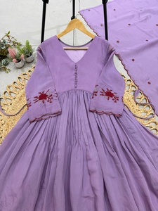 Exclusivo Traje Anarkali Bordado en Lavanda con Diseño Floral Rojo, Corte Holgado, Ropa Tradicional India y Pakistaní para Mujer - Product Image 6