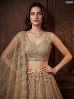 Lehenga Choli de Boda Dorado Sólido Hecho a Mano Estilo Vintage con Mangas Tipo Tank, Dupatta de Diseño y Encaje en Cuatro Lados de Tela No Tejida