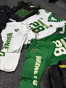 ชุดเสื้อและกางเกงทีมพรีเมียมคุณภาพสูง ผลิตจากโพลีเอสเตอร์ 100% พร้อมกระเป๋า  รับสั่งทำลายพิมพ์ดิจิทัล ชุดยูนิฟอร์มอเมริกันฟุตบอล - Product Image 3