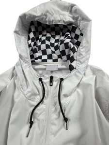 เสื้อแจ็คเก็ตฮู้ดกันลมลายตารางขาวดำแบบ Anorak  รับผลิตตามแบบ OEM พร้อมปักโลโก้  ตกแต่งสีสันแบบ Color Block  ผ้ากันน้ำ เหมาะสำหรับออกกำลังกายและเล่นกีฬา - Product Image 3