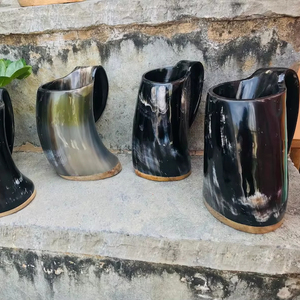 Chope à bière artisanale en corne de buffle authentique, base en bois, décor nordique - Product Image 1