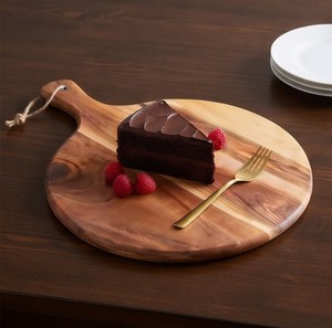 Planche à découper ronde artisanale en bois d'olivier naturel avec poignée et corde de suspension - Product Image 3
