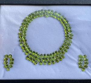 Peridoto natural de corte ovalado, piedras preciosas sueltas verdes facetadas para la elaboración de collares - Product Image 1