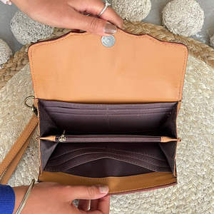 Cartera larga tipo clutch de cuero genuino hecha a mano con diseño de cartas de póker, con estampado floral rosa, con protección RFID y correa para la muñeca, para mujer, OEM ODM. - Product Image 6