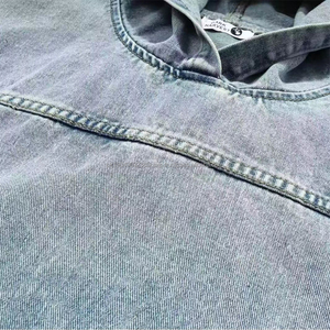 Sudadera con capucha vaquera lavada con ácido para hombre, logotipo impreso personalizado, diseño bordado de algodón grueso, ropa de calle esencial de gran tamaño para invierno - Product Image 4