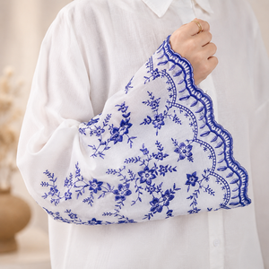 เสื้อเชิ้ตแขนยาวผ้าฝ้ายสีขาวสำหรับผู้หญิง ปักลายดอกไม้สีน้ำเงิน ปลายแขนแบบสแกลลอป ติดกระดุม ปิดหน้าอก สไตล์ลำลอง สำหรับขายส่ง - Product Image 4