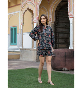 Ensemble trois pièces décontracté et tendance en rayonne à imprimé floral bleu foncé, avec chemise à manches retroussées, short et crop top, tenue de détente - Product Image 3