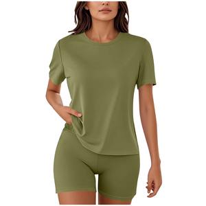Tenues d'entraînement deux pièces pour femmes, t-shirt ample à manches courtes avec short legging, vêtements de sport d'été pour yoga et gym (XL, vert) - Product Image 1