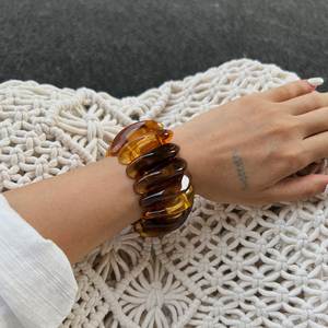 Brazalete de Resina de Lujo con Elementos Artísticos Modernos, Accesorio de Moda Elegante para Mujeres en Todo el Mundo - Product Image 1