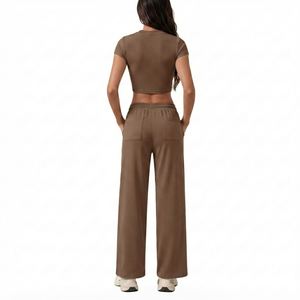 Conjunto de yoga de dos piezas personalizado en marrón, ropa deportiva, top corto de manga corta con cuello redondo de spandex/nailon, pantalones de pierna ancha de cintura alta para descanso. - Product Image 2