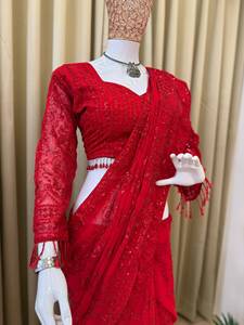 Sari en Faux Georgette avec Broderie de Créateur et Applique au Dos, Ornements en Dentelle, et Blouse Entièrement Cousue en Faux Georgette - Product Image 6