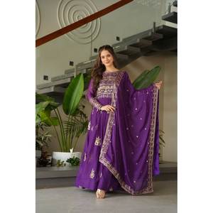 Vestido de diseñador indio y pakistaní morado con lentejuelas y dupatta bordada. - Product Image 3