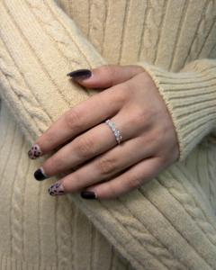 Elegante Anillo de Plata de Ley 925 Pulida con Cinco Piedras de Circonia Cúbica Transparente y Espinela Rosa en Color Plata y Rosa - Product Image 1