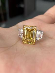 Anillo de Compromiso REVAT JEWELS con Tres Piedras de Diamante Amarillo Cultivado en Laboratorio de 5 Quilates, Piedras Laterales Trapezoidales, Oro de 18K, Certificado IGI - Product Image 3