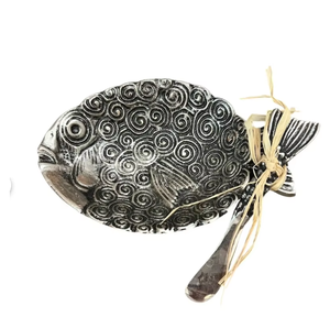 Plateau décoratif en métal en forme de poisson, motif écailles spirales en relief, finition argent antique, fabricant sur mesure, vente en gros - Product Image 2