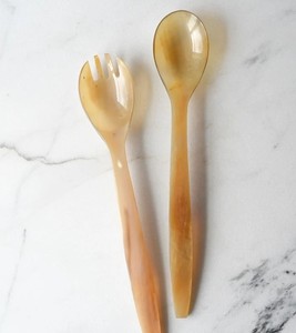 Ensemble de couverts de haute qualité, faits à la main, sculptés en corne naturelle, style animalier, pour service de table, cuillère à riz et salade. - Product Image 1