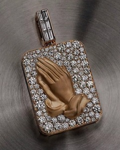 จี้ทองคำ 18K ประดับโมอิสซาไนต์ ดีไซน์มืออธิษฐาน ฝังเพชรแบบ Pave  จี้รูปทรงสี่เหลี่ยมสองสี สไตล์คริสเตียน - Product Image 1