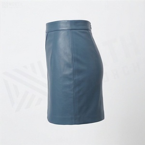Jupe mini asymétrique en similicuir pour femme avec fente, couleur unie, design brillant, taille normale, style toutes saisons - Product Image 3