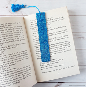 Marque-page en résine époxy naturelle, meilleur cadeau pour les amateurs de livres, au prix le plus bas, avec boucle et paillettes bleu ciel, marque-page artisanal en résine. - Product Image 1